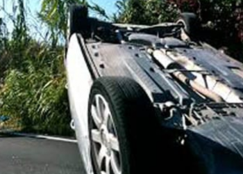 Minicar si ribalta fuori strada, paura a Latina: 18enne resta miracolosamente illesa