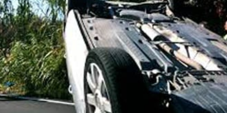 Minicar si ribalta fuori strada, paura a Latina: 18enne resta miracolosamente illesa