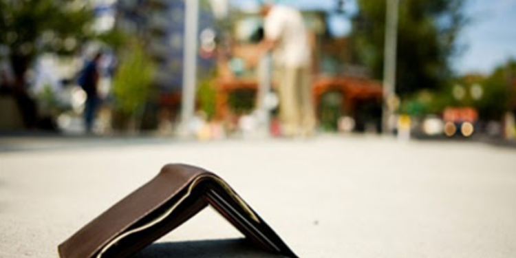 Latina, giovane ritrova portafogli con denaro e carte di credito e lo consegna alla Polizia