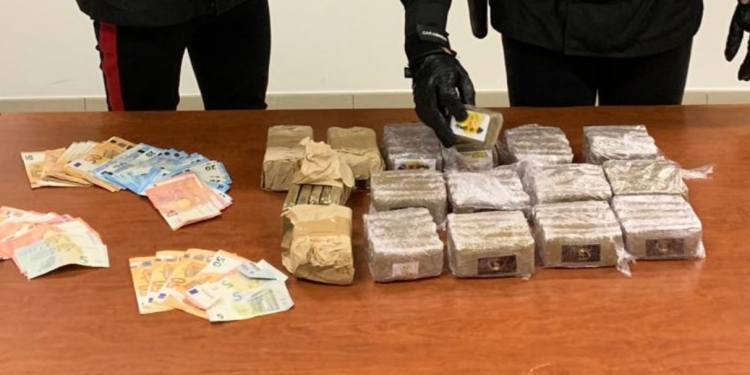 Otto chili di droga in casa: arrestate tre persone in provincia di Latina