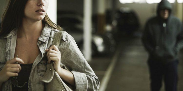 Latina, rende impossibile la vita all’ex compagna con minacce continue: 37enne ai domiciliari