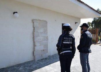 Latina, la polizia sgombera sei villette abusive del clan Di Silvio a borgo San Michele