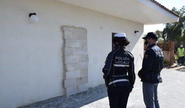 Latina, la polizia sgombera sei villette abusive del clan Di Silvio a borgo San Michele