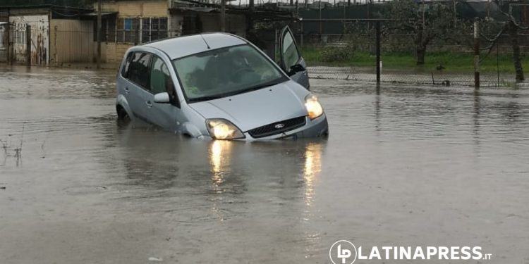 Mini alluvione a Latina: canali pieni e strade allagate. I video dei lettori