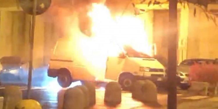 Furgone prende fuoco in Piazza del Popolo a Latina VIDEO