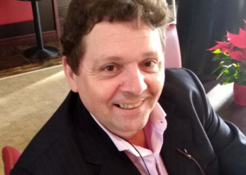 Operatore scolastico muore dopo la prima dose di vaccino: sospeso secondo lotto AstraZeneca