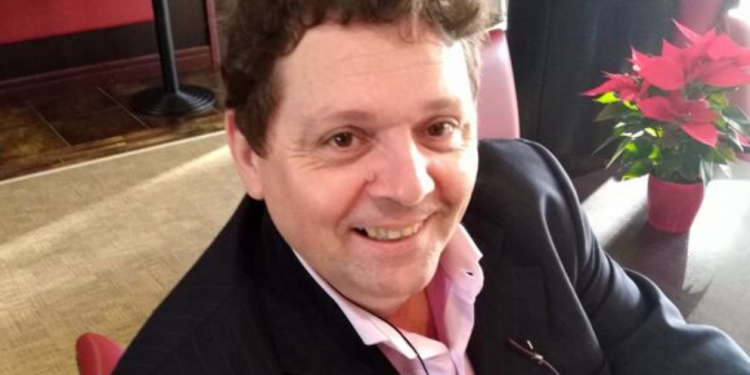 Operatore scolastico muore dopo la prima dose di vaccino: sospeso secondo lotto AstraZeneca