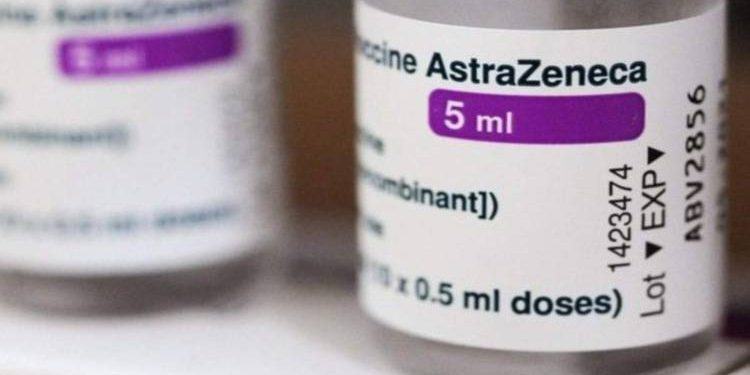 Perché la Germania ha sospeso il vaccino AstraZeneca? Timore di cause milionarie e “accumulo impressionante di trombosi”