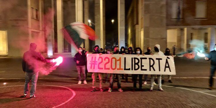 Latina, protesta contro il coprifuoco ieri sera in Piazza del Popolo