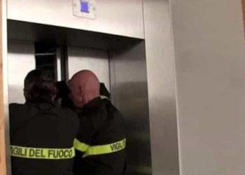 Latina, giovane rimane chiuso tutta la notte nell’ascensore del centro commerciale