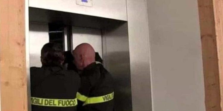 Latina, giovane rimane chiuso tutta la notte nell’ascensore del centro commerciale