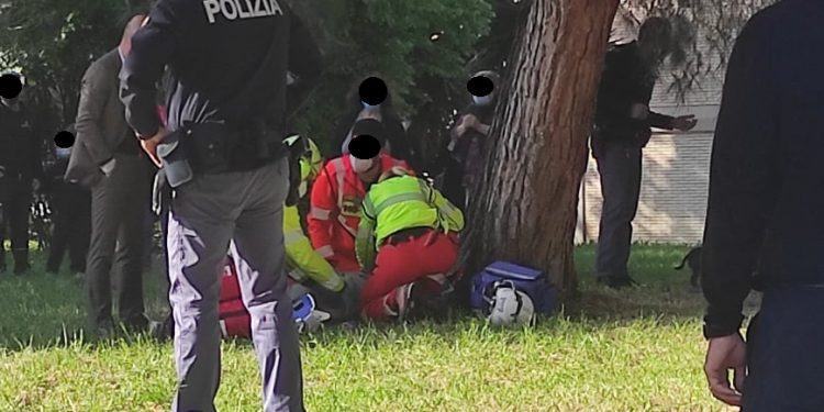 Paura a Latina, bambino investito da un’auto: atterra eliambulanza VIDEO