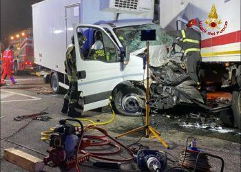 Scontro tra mezzi pesanti sulla Nettunense: due feriti gravi