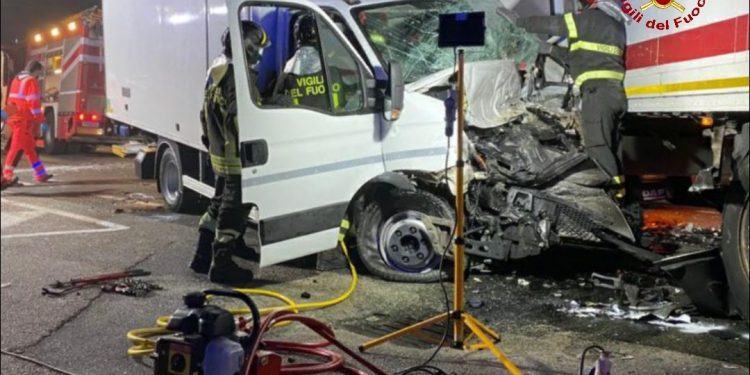 Scontro tra mezzi pesanti sulla Nettunense: due feriti gravi