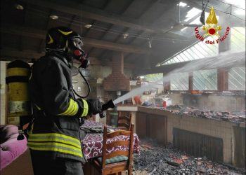 Appartamento in fiamme a Sabaudia, vigili del fuoco in azione