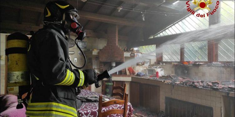 Appartamento in fiamme a Sabaudia, vigili del fuoco in azione