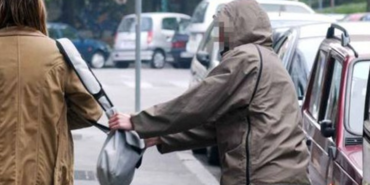 Scippa la fidanzata e scappa: nei guai un giovane della provincia di Latina