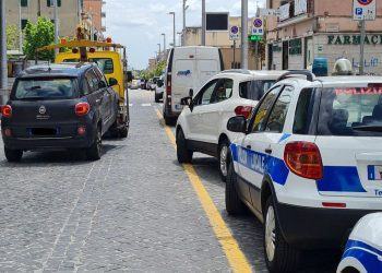 Cisterna, auto rubata e immatricolata: sequestro e denuncia per riciclaggio