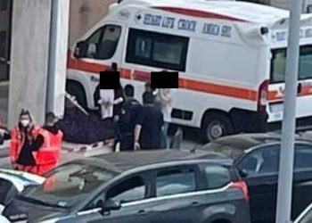 Tragedia a Latina: donna si accascia a terra e muore