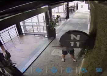 Latina, 19enne sfonda la vetrina di un locale della zona pub: denunciato VIDEO