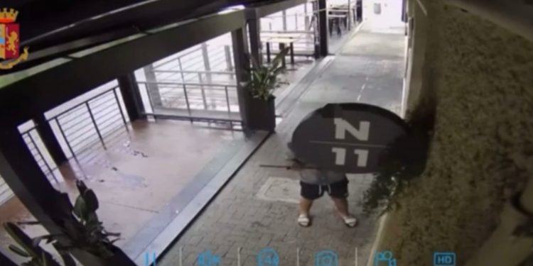 Latina, 19enne sfonda la vetrina di un locale della zona pub: denunciato VIDEO