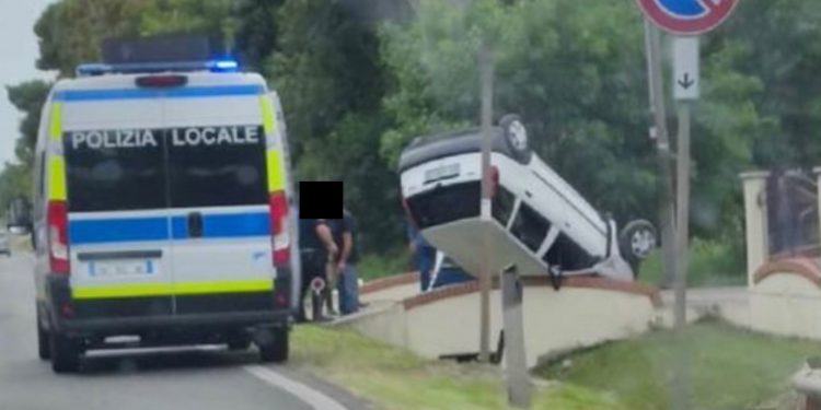 Auto si ribalta sulla Monti Lepini a Latina