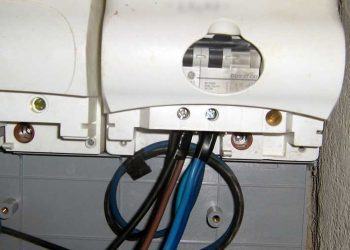 Latina, si allaccia abusivamente alla rete elettrica: denunciata una donna