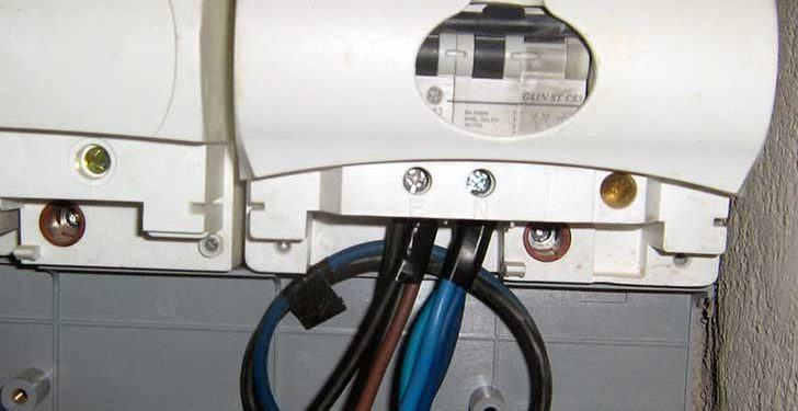 Latina, si allaccia abusivamente alla rete elettrica: denunciata una donna