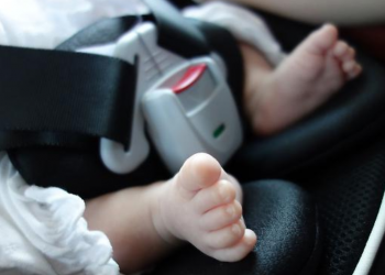 Latina, bimbo di pochi mesi chiuso in auto sotto il sole: salvato da poliziotto fuori servizio