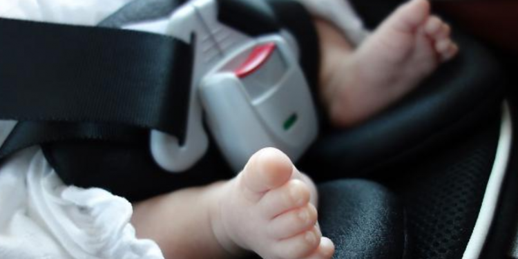 Latina, bimbo di pochi mesi chiuso in auto sotto il sole: salvato da poliziotto fuori servizio