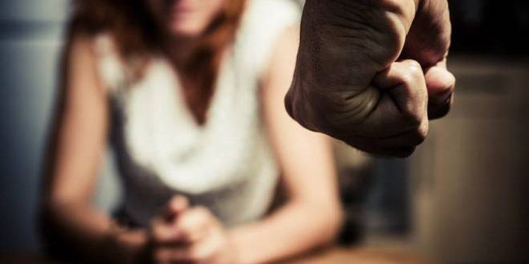 Ponza, violenta per anni le tre figlie minorenni: arrestato in Scozia pastore evangelico