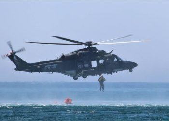 Esercitazione militare in mare questa mattina al lido di Latina FOTO