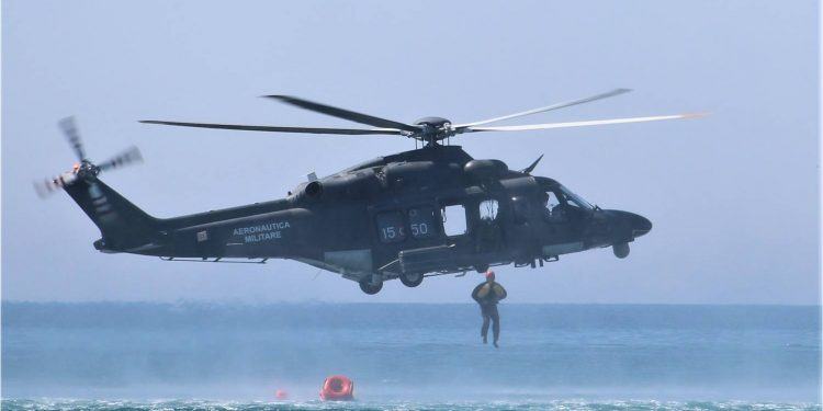 Esercitazione militare in mare questa mattina al lido di Latina FOTO