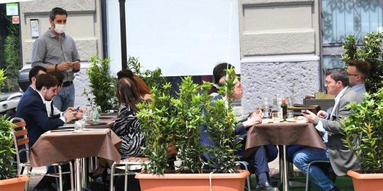 ‘Zona bianca’: al ristorante niente limiti all’aperto, in 6 per tavolo al chiuso