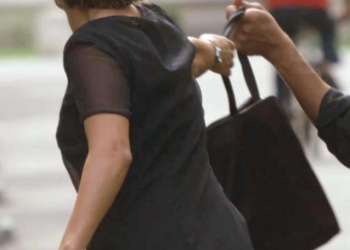 Latina, donna aggredita e rapinata mentre passeggia in strada