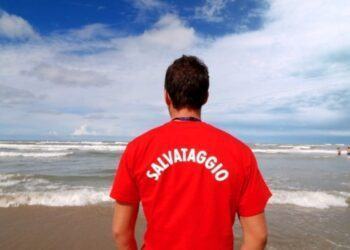 Tragedia sfiorata in provincia di Latina: preside salva due studentesse e rischia di annegare