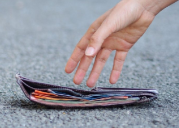 Latina, trova portafoglio con 1000 euro e lo restituisce