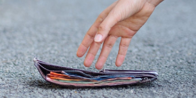 Latina, trova portafoglio con 1000 euro e lo restituisce