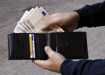 Latina, trova portafoglio con 1000 euro e lo restituisce