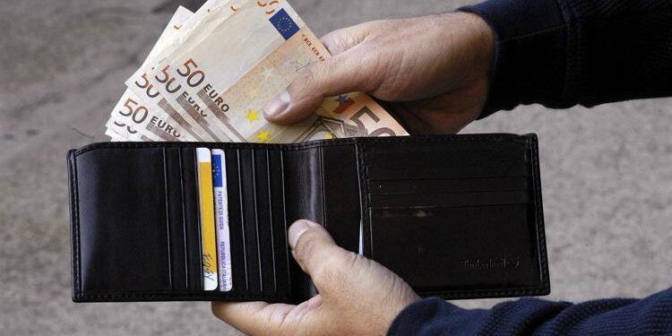 Latina, trova portafoglio con 1000 euro e lo restituisce