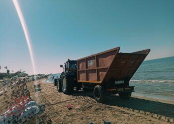 Latina lido, il trattore di ABC transita in mezzo ai bagnanti per pulire la spiaggia