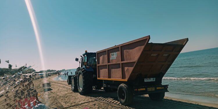 Latina lido, il trattore di ABC transita in mezzo ai bagnanti per pulire la spiaggia