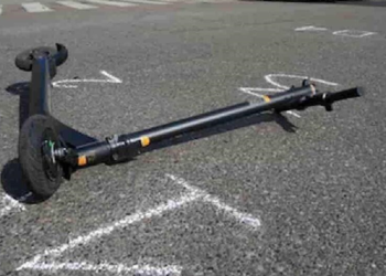 Latina, giovane investito in monopattino da un’auto sfonda il parabrezza