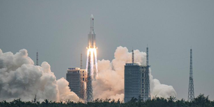 Razzo cinese in caduta incontrollata sulla Terra: “Potrebbe cadere sulla provincia di Latina”