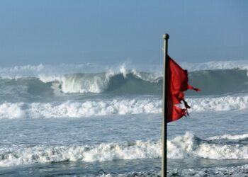 Lido di Latina, poliziotto e bagnina salvano tre giovani in balia delle onde