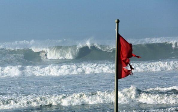 Lido di Latina, poliziotto e bagnina salvano tre giovani in balia delle onde