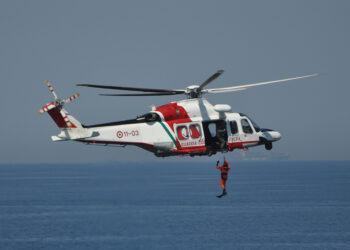 Quindicenne accusa malore in barca al largo di Palmarola, interviene la Guardia Costiera