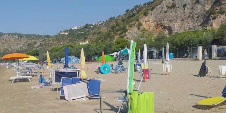 Stabilimento abusivo sul lungomare di Terracina: rimossi 600 tra lettini e ombrelloni