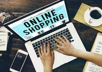 Shopping online, tra le prime scelte c’è l’abbigliamento