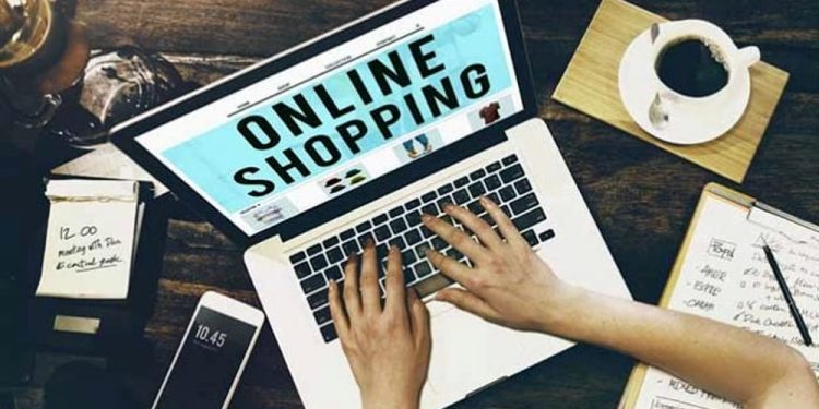Shopping online, tra le prime scelte c’è l’abbigliamento